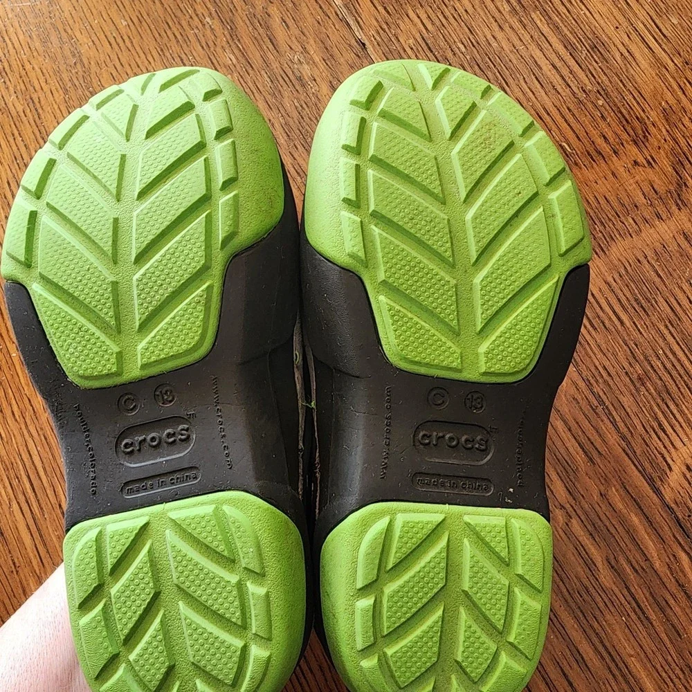 CROCS Boys Size 13 Dawson Grey Suede Lime Green Faux Fur Lined Clogs Sandals